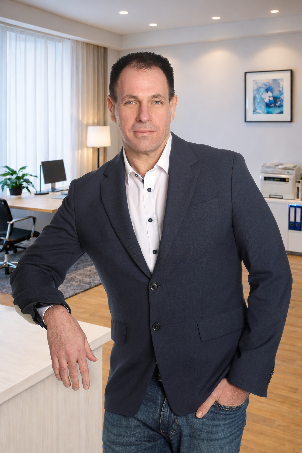 Dr. Tihanyi Péter ügyvéd az irodájában